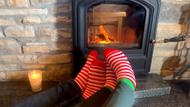 Männliche Und Weibliche Beine Gestreiften Socken Tanzen Zusammen Heißen Feuer — Stockvideo