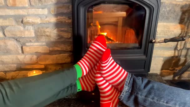 Männliche Und Weibliche Beine Gestreiften Socken Tanzen Zusammen Heißen Feuer — Stockvideo