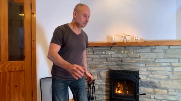 Pria Paruh Baya Yang Ceria Secara Ekspresif Menari Dengan Membakar — Stok Video