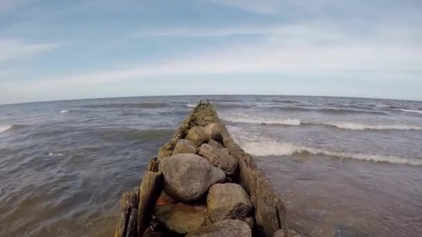 Güzel Deniz Manzarası Beyaz Köpüklü Mavi Dalgalar Kıyıya Vuruyor Konsept — Stok video