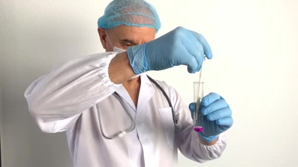 Scienziato Virologo Medico Uniforme Crea Vaccino Nuova Medicina Elisir Giovinezza — Video Stock