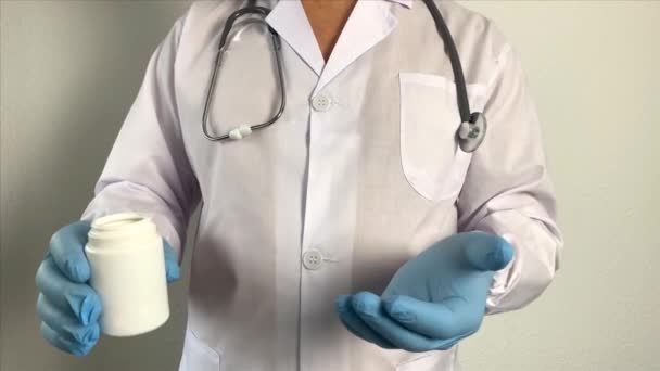 Apotheker Arzt Uniform Hält Pillen Pillen Neue Medizin Nahrungsergänzungsmittel Konzept — Stockvideo