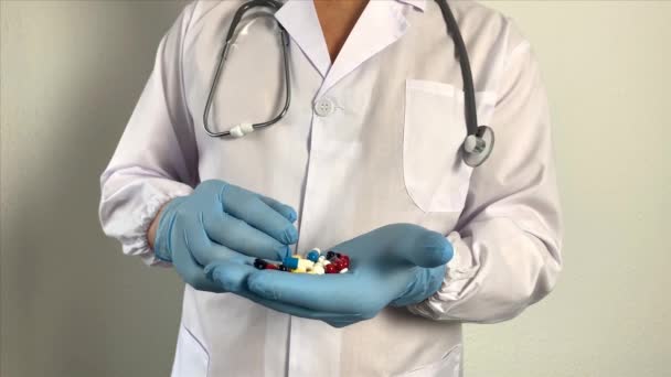 薬剤師 制服の医師は薬を保持しています 新しい薬 栄養補助食品 医学の概念 コロナウイルスの治療 Covid — ストック動画