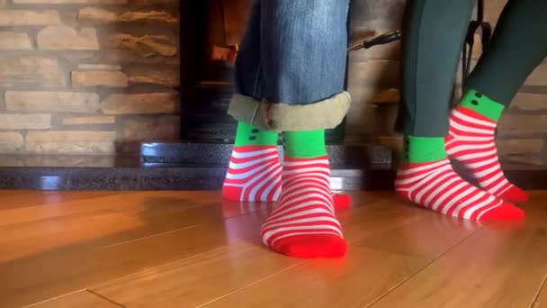 Męskie Żeńskie Nogi Pasiastych Skarpetkach Tańczące Razem Przy Ognisku Płonącego — Wideo stockowe