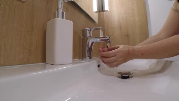 Air Menuangkan Aliran Tipis Dari Keran Berlapis Krom Gadis Itu — Stok Video