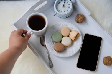Siyah çay, kahve, kurabiye tabağı, alarm saati, boş ekran telefonu teknoloji konsepti, zaman, hayatın keyfi, düzlük, üst görünüm.
