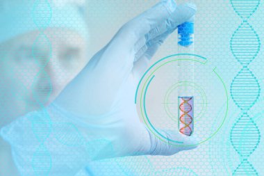 Erkek eczacı, elinde ilaç, aşı, modern bilim yenilik konsepti, koronavirüs tedavisi için tıbbi gelişim, COVID-19, DNA testi olan cam bir test tüpü tutan bilim adamı.
