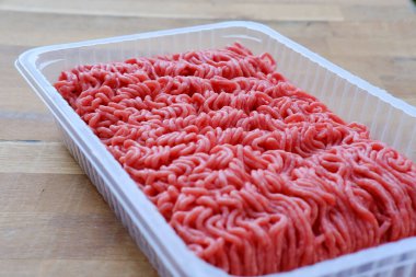 kıyma ve biftek fabrika plastik tepside yatıyor, çiğ et ürünleri konsepti, yemek malzemeleri alışverişi