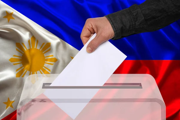 Мужчина Избиратель Опускает Бюллетень Прозрачную Урну Голосования Фоне Филиппинского Национального — стоковое фото