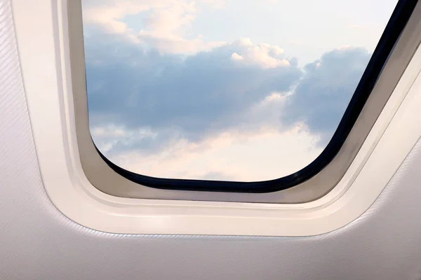 비행기의 물웅덩이 구름이 아름다운 컨셉트 — 스톡 사진