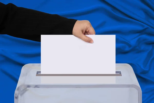 Mano Maschile Elettore Abbassa Voto Una Scheda Elettorale Trasparente Sullo — Foto Stock