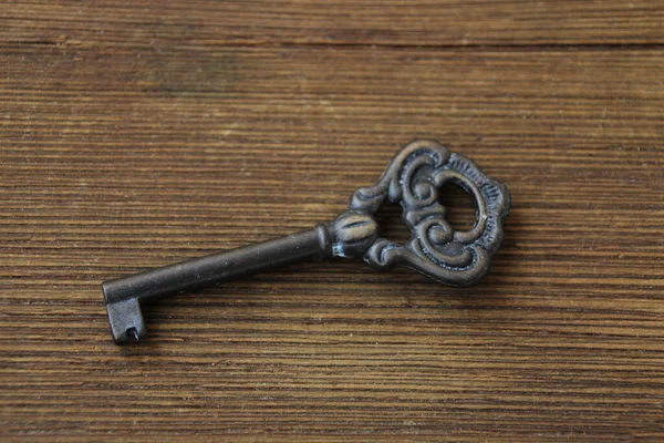Starý Klíč Leží Starém Dřevěném Stole Přírodní Textury Koncept Objevu — Stock fotografie