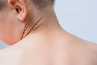 Bir çocuğun sırtı ve boynu, 6-7 yaşlarında bir çocuk, vücut hijyeni konsepti, fiziksel durum, günlük sabah rutini, boyun, skolyoz