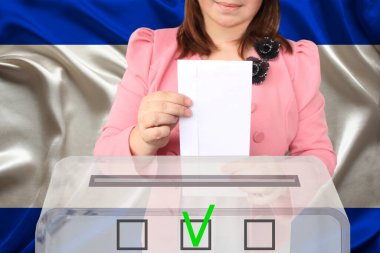Kadın seçmen oy pusulasını saydam bir sandıkta İsrail bayrağının arka planına, devlet seçimleri konseptine ve referanduma karşı indirdi