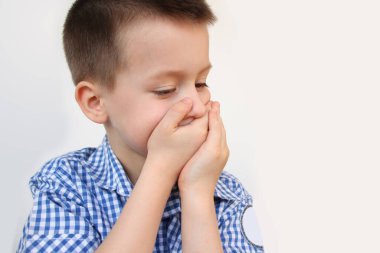 Çocuk, okul çocuğu ellerini alt çenesinde tutuyor, diş ağrısı kırışıklıkları, pediatrik dişçilik konsepti, süt dişlerinin tedavisi, ağız bakımı