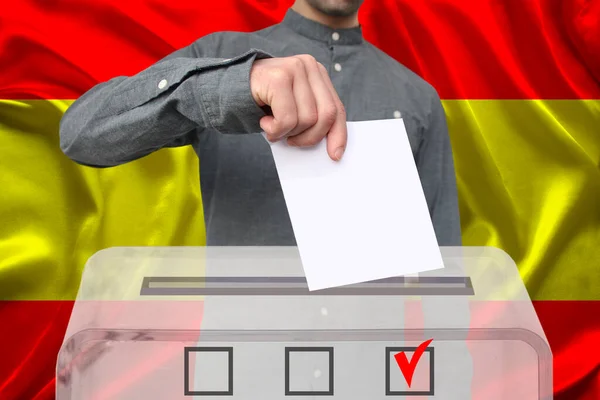 Volič Upustí Hlasování Transparentním Volebním Okénku Pozadí Státní Vlajky Španělska — Stock fotografie