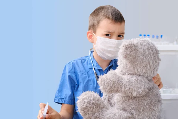 Ребенок Мальчик Играет Доктора Лечение Плюшевого Мишки Делает Covid Тест — стоковое фото