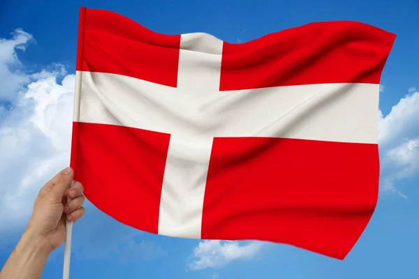 Main Masculine Tient Drapeau Danemark Sur Fond Ciel Avec Des — Photo