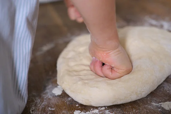 小麦粉を編んだ生地子供の手 1人の子供 子供は台所で両親を助け 幸せな子供時代の概念 家庭の助け 食糧準備 — ストック写真