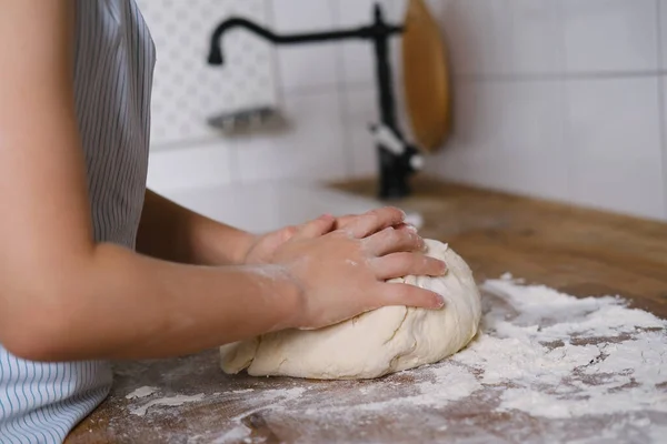 Deg Mjöl Knåda Barns Händer Ett Barn Barn Hjälper Föräldrar — Stockfoto