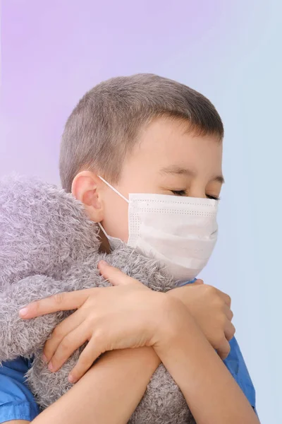 Один Ребенок Мальчик Белой Медицинской Маске Лице Крепко Обнимает Плюшевого — стоковое фото