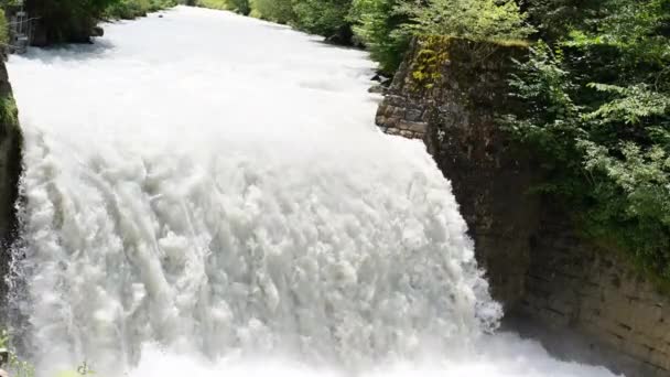 Bir Dağ Nehri Üzerindeki Yapay Bir Barajdan Akan Hızlı Akışı — Stok video