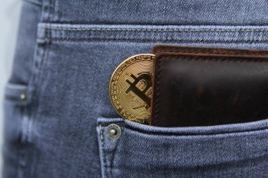 Koyu kahverengi erkek cüzdanı, elektronik parayı görebileceğiniz yüksek kalitede hakiki deriden yapılmıştır; altın Bitcoin kotun arka cebinde bulunur.