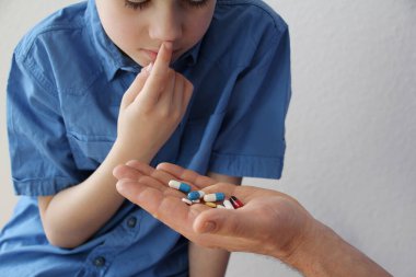 Küçük hasta doktor, terapist, pediyatrist, tıbbi tedavi, sigorta, profesyonel bakım ve güvenin elinden haplar alır.
