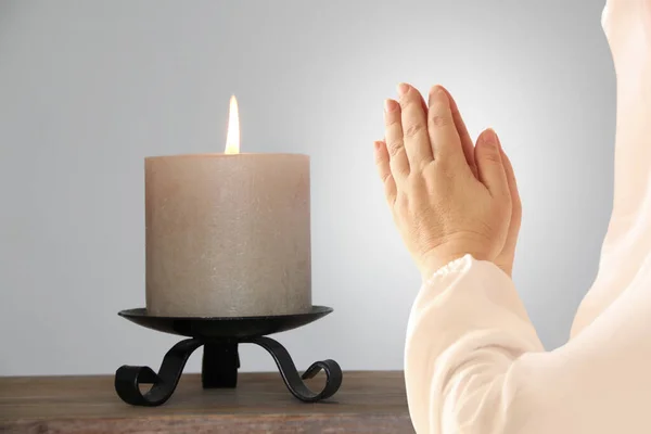 ろうそくは明るい炎で燃え 女性は祈り 手は祈り 罪悪感 要求の宗教的な概念を分類 — ストック写真