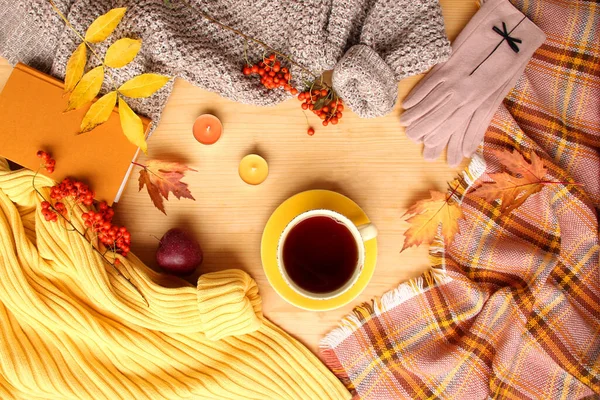 Tasse Heißen Tee Oder Kaffee Herbstliche Wohnung Skandinavischen Hugg Stil — Stockfoto