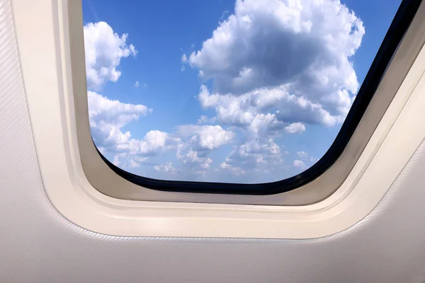 Prachtig Hemelsblauw Hemellandschap Met Pluizige Wolken Achter Patrijspoort Van Een — Stockfoto