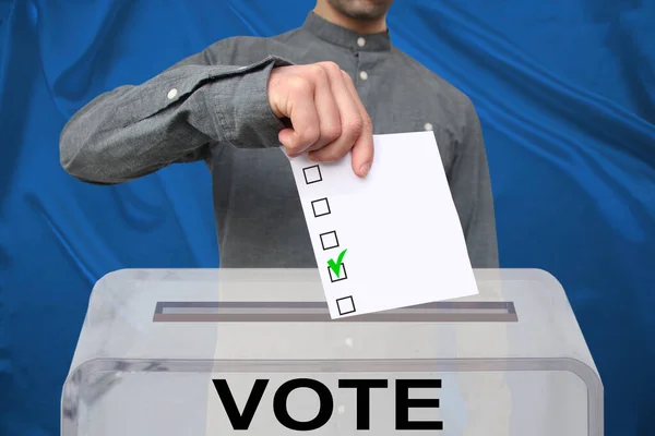 Votante Sesso Maschile Scende Una Scheda Bianca Una Scheda Elettorale — Foto Stock