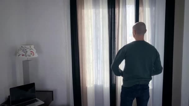 Jovem Fica Frente Janela Abre Cortinas Olha Para Rua Conceito — Vídeo de Stock