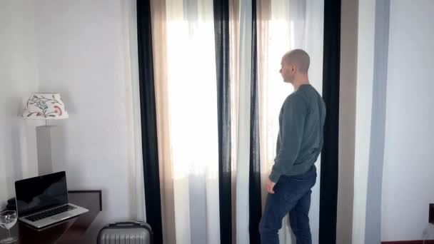 Joven Para Frente Ventana Abre Las Cortinas Mira Calle Concepto — Vídeos de Stock