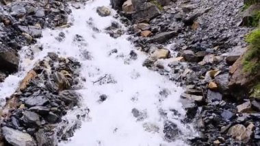 Güçlü temiz su akıntısı dağ nehri boyunca hızla akar, taşlardan saçılır, vahşi doğa kavramı, doğal kaynakların sembolü, alternatif enerji, su sporları