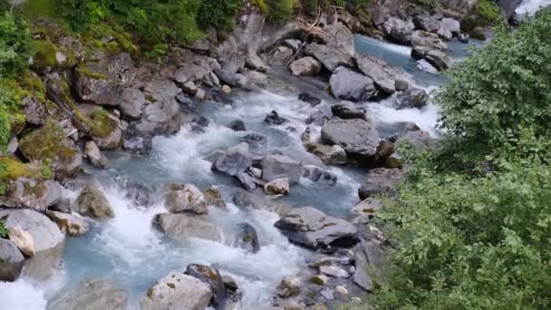 Мощный Поток Чистой Воды Быстро Течет Горной Реке Брызги Разбросанные — стоковое видео