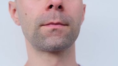 Laboratuvar asistanı ağzından tükürük örneği alıp DNA analizi, yakın çekim ağzı, polis soruşturması konsepti, tıbbi muayene, babalık...