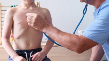 Erkek doktor çocuk doktoru, küçük bir hastanın sağlığını incelemek için stetoskop aleti kullanıyor. Çocuk, çocuk, çocuk, sağlık sigortası, muayene, tedavi...
