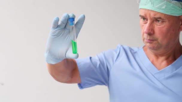 男性医師科学者実験助手液体ボトルを持ちワクチンの研究新しい医学現代科学におけるイノベーションの概念Covid 19の治療法テスト — ストック動画
