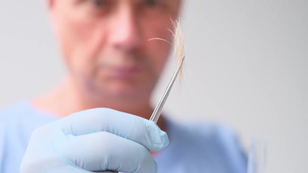 男性医師科学者研究室助手Dna分析のための毛髪サンプル現代科学におけるイノベーションの概念 — ストック動画