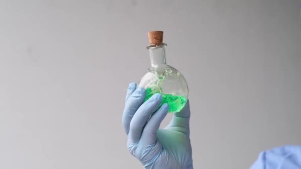 Doctor Científico Asistente Laboratorio Sosteniendo Botella Líquido Investigando Vacuna Nueva — Vídeo de stock