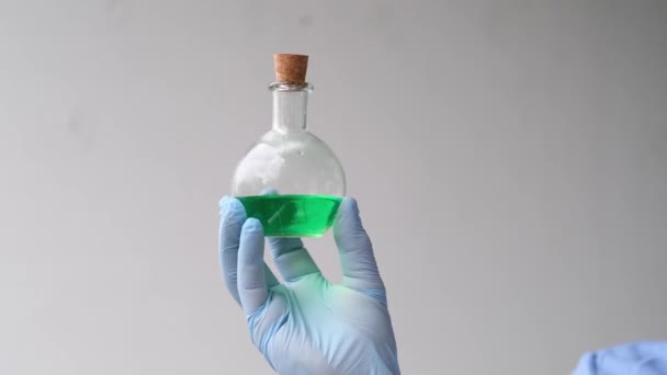 Doctor Científico Asistente Laboratorio Sosteniendo Botella Líquido Investigando Vacuna Nueva — Vídeo de stock