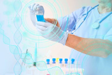 Erkek doktor, bilim adamı, laboratuvar asistanı, elinde bir şişe sıvı, araştırma aşısı, yeni ilaç, modern bilimde yenilik kavramı, COVID-19 için ilaç, bilim, geleceğin ilacı.