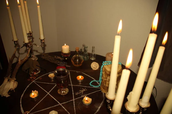 Свічки Запалюються Темній Кімнаті Круглому Столі Срібних Канделябрах Розкладаються Картки — стокове фото