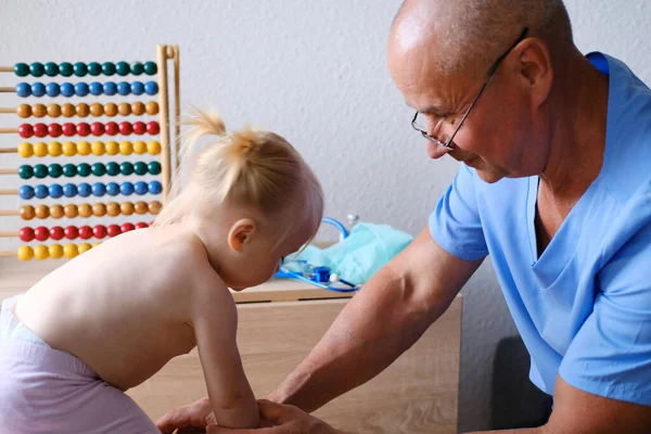 Manlig Läkare Barnläkare Använder Ett Stetoskop Gadget För Att Undersöka — Stockfoto