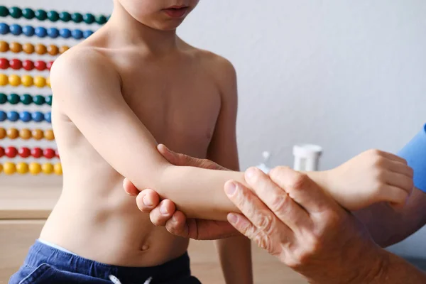 Man Läkare Barnläkare Ortoped Undersöker Liten Patient Hans Hand Unge — Stockfoto