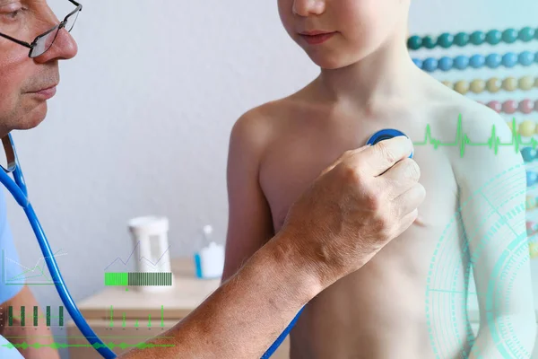 Manliga Läkare Barnläkare Använder Ett Stetoskop Gadget För Att Undersöka — Stockfoto