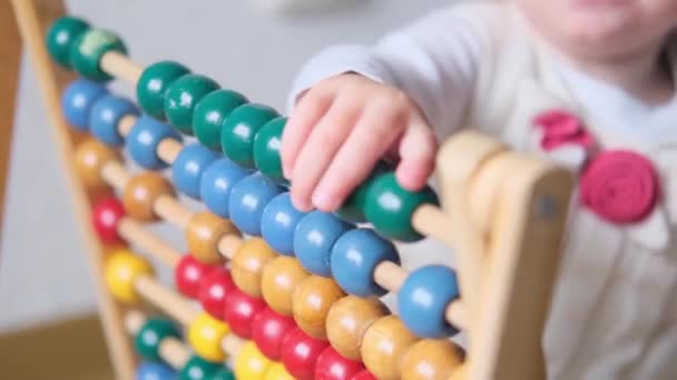 Kind Baby Zählt Mit Kleinen Fingern Bewegt Farbige Würfel Auf — Stockvideo