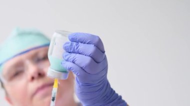 Kadın bilim adamı, laboratuvar asistanı, laboratuvarda bir DNA testi yapıyor, COVID-19 'a karşı bir aşı araştırıyor, yeni bir ilaç yaratıyor, modern bilimde bir yenilik kavramı.