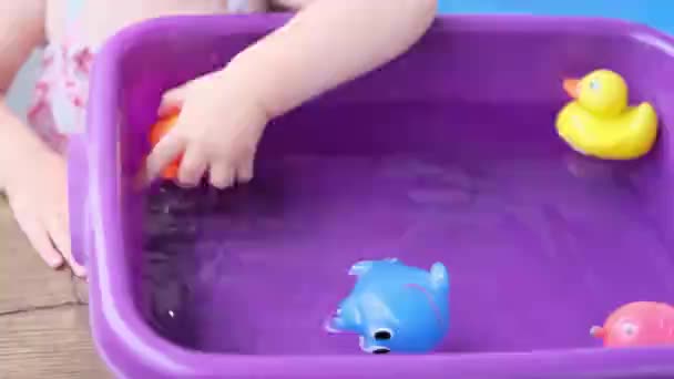 Bambino Piccolo Gioca Con Giocattoli Plastica Bacino Acqua Concetto Giochi — Video Stock